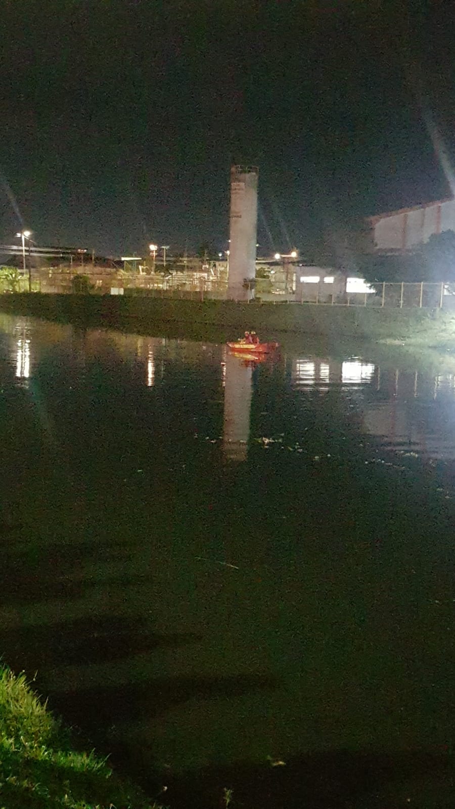 Bombeiros fazem buscas por adolescentes desaparecidos em igarapé de Manaus