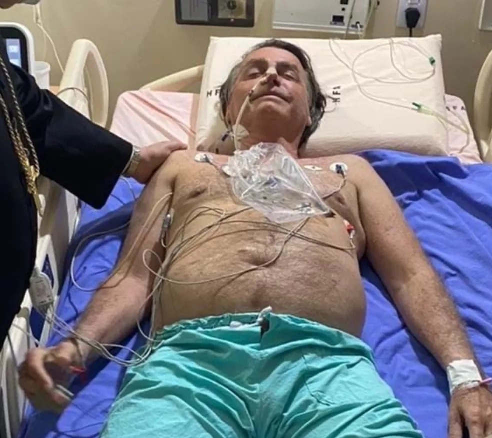 Internado, Bolsonaro posta foto e agradece orações