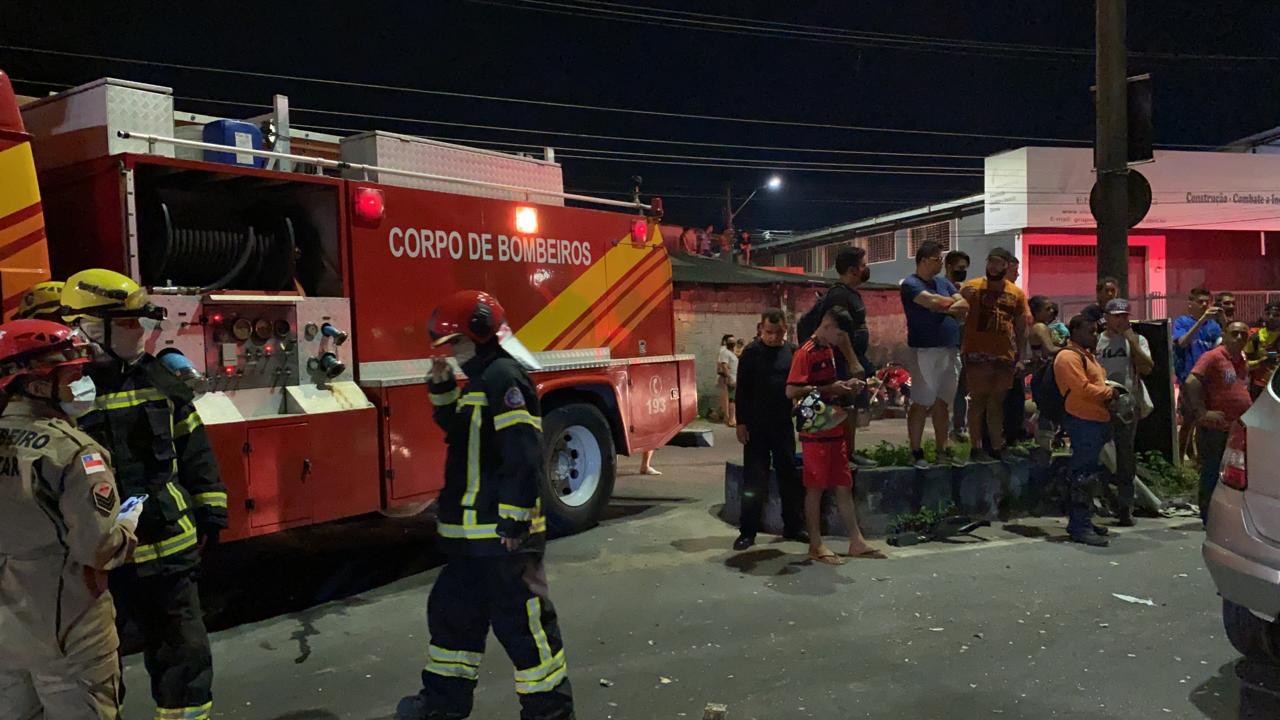 Caminhão e carro colidem em acidente violento em Manaus