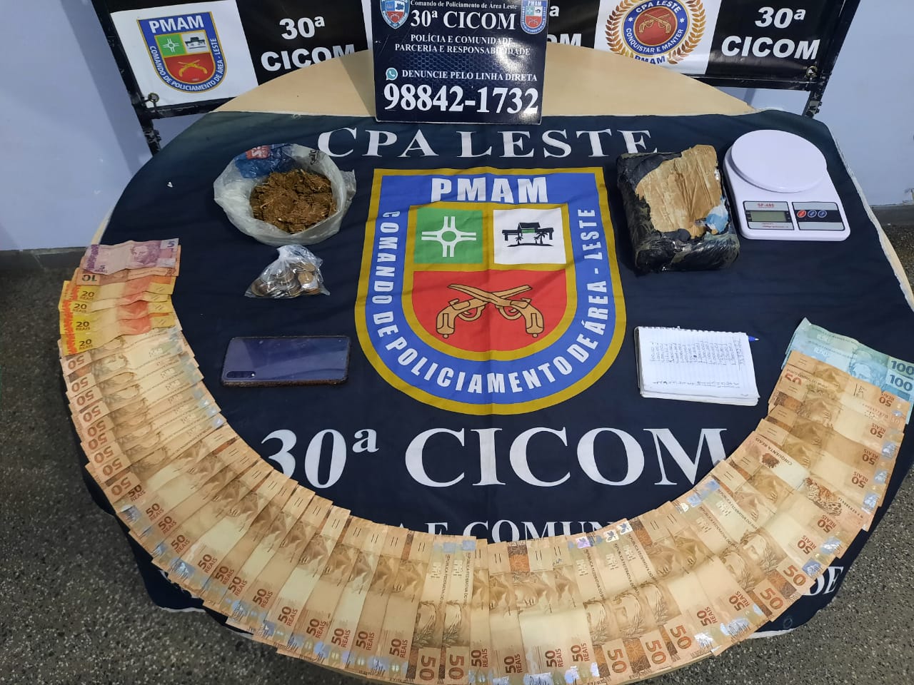 Mulher oferece dinheiro de tráfico para a PM e acaba presa em Manaus