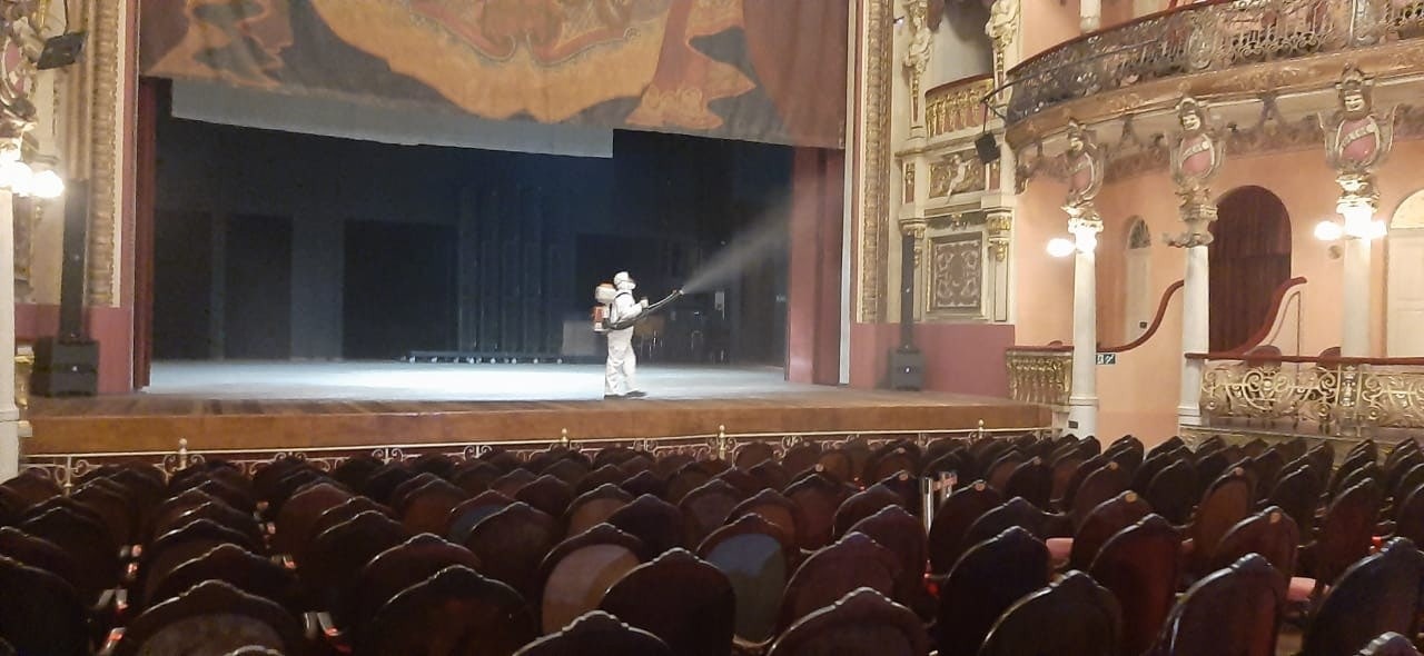 Teatro Amazonas recebe sanitização para volta de espetáculos com público