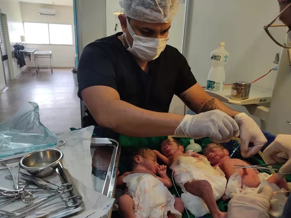 Grávida de gêmeos descobre 3º filho na hora do parto no Amazonas