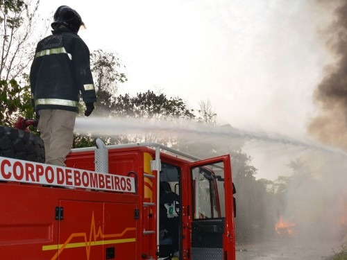 Casa fica destruída após a própria dona atear fogo em Manaus