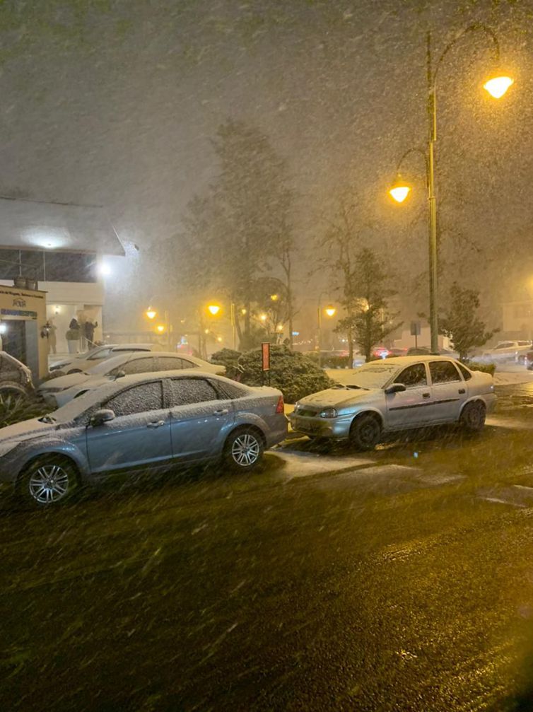 Cidades do Rio Grande do Sul registram neve com frente fria