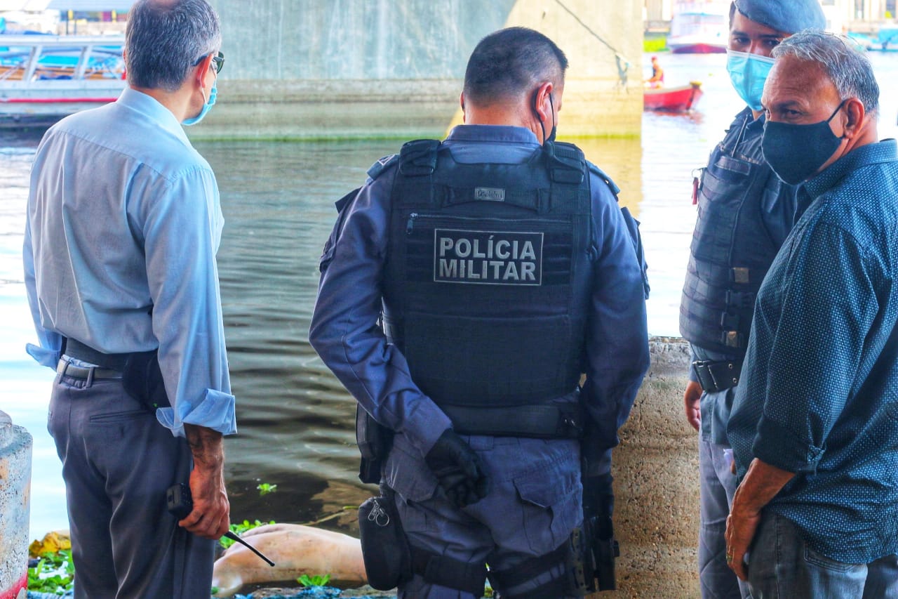 Corpo de homem é encontrado com marcas de tiro em rio no Educandos