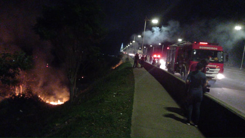 Incêndio próximo à Ponte Rio Negro assusta populares em Manaus