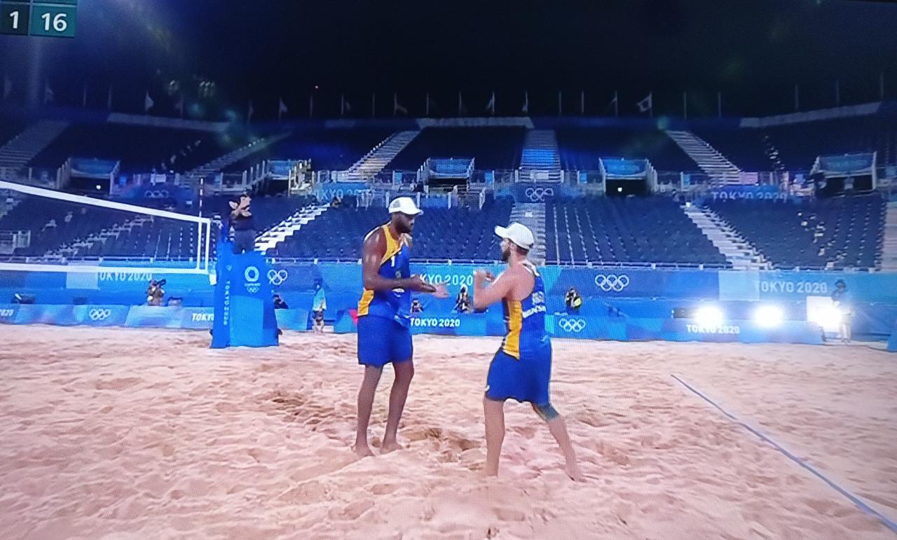 No vôlei de praia, Bruno e Evandro vencem Polônia e lideram grupo