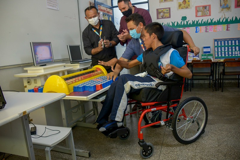 Alunos da educação especial recebem cadeiras adaptadas em Manaus