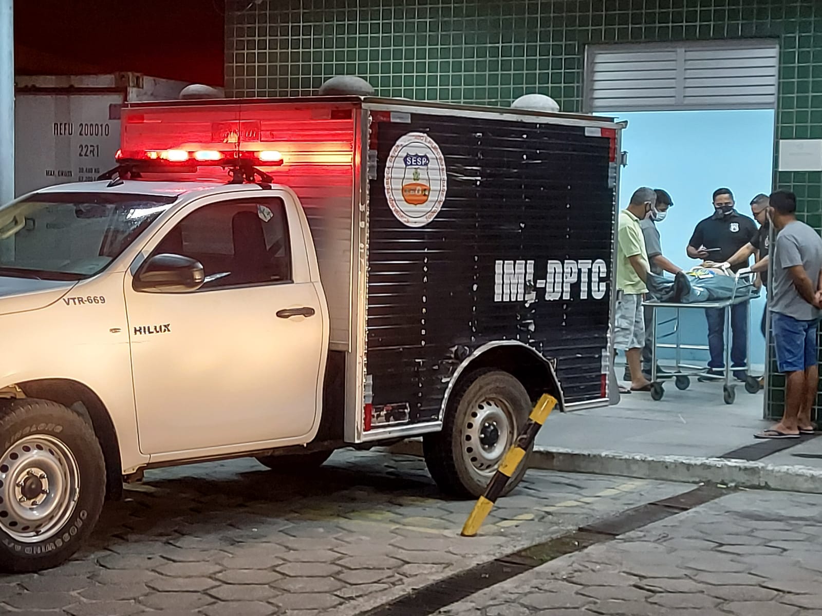 Jovem é crivado a balas no meio da rua por motociclistas em Manaus