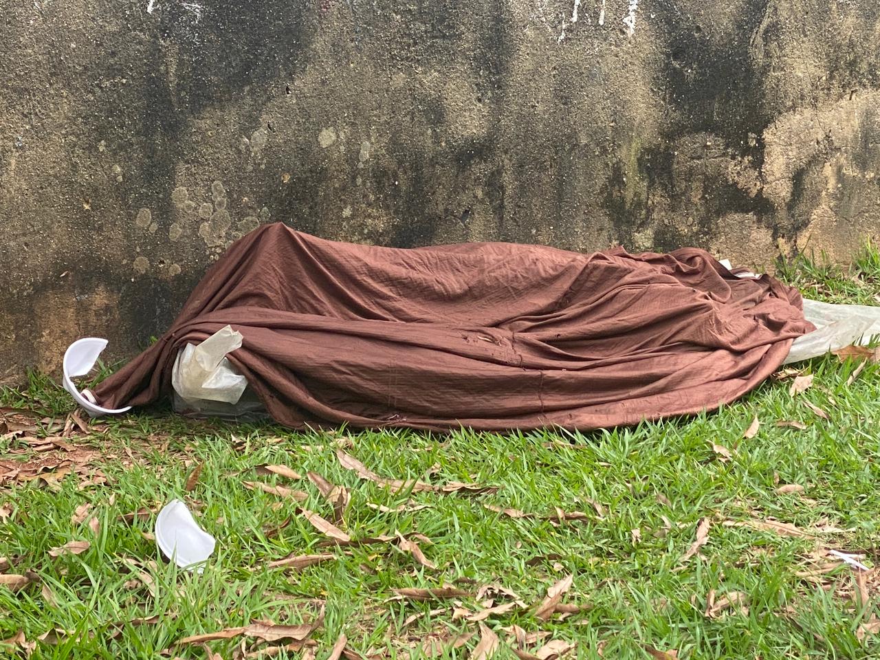 Corpo é encontrado coberto por lençol ao lado de cemitério de Manaus