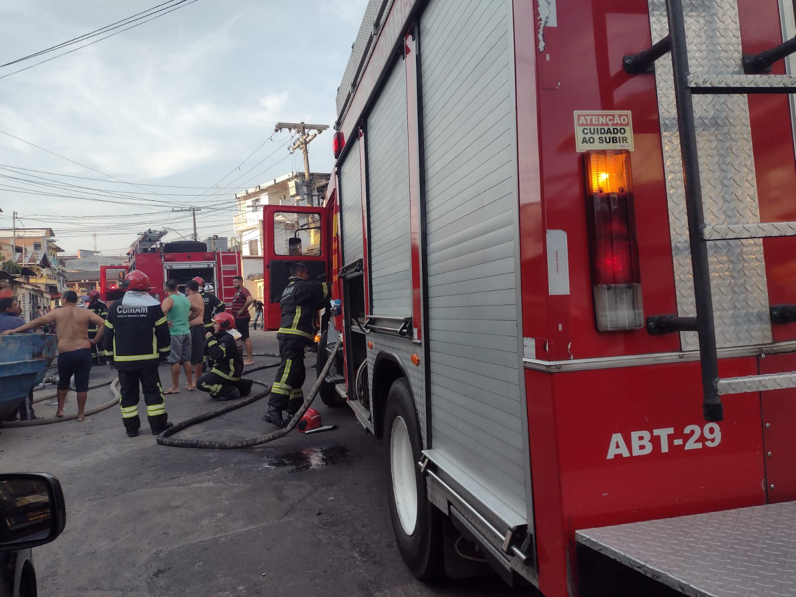 Família fica desesperada após casa pegar fogo em Manaus