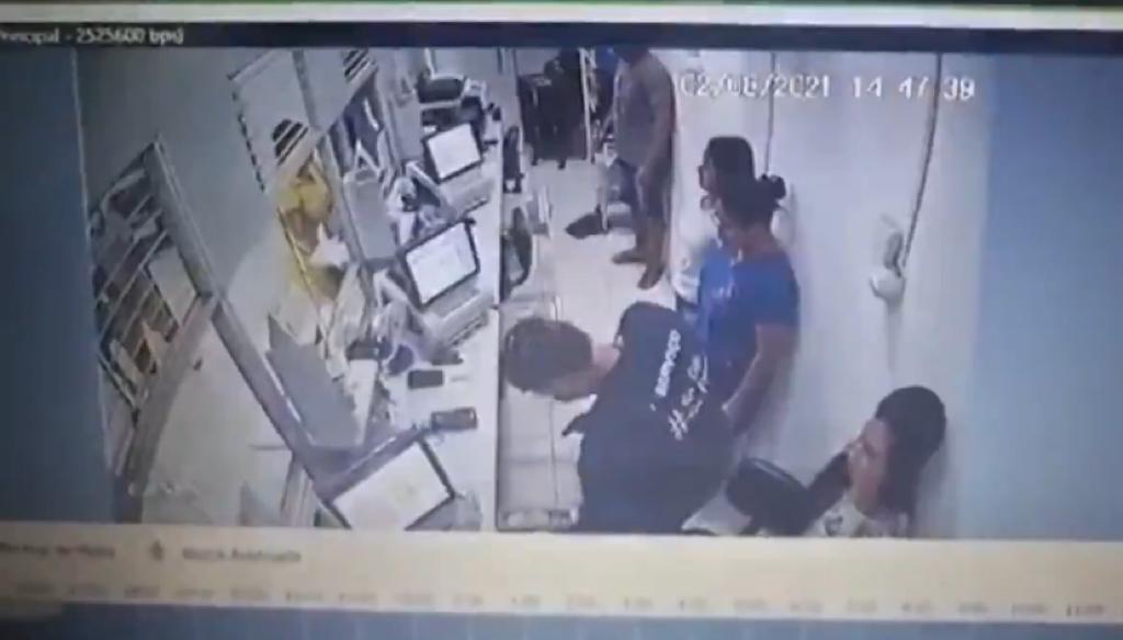 Vídeo: Gerente e esposa são feitos reféns em assalto a lotérica no Amazonas