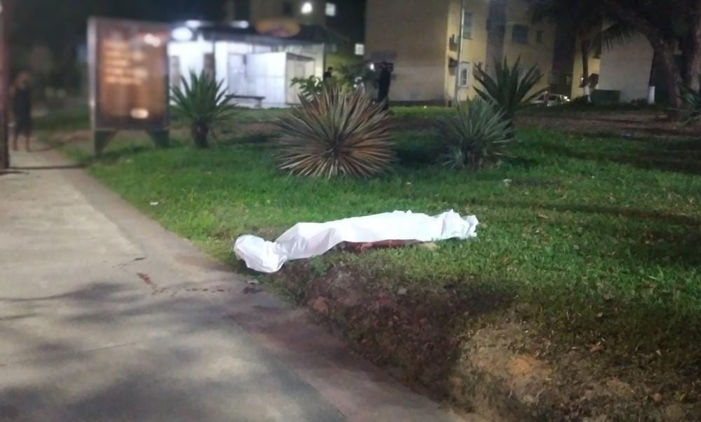 Morador de rua é assassinado com facada no pescoço após discussão em Manaus