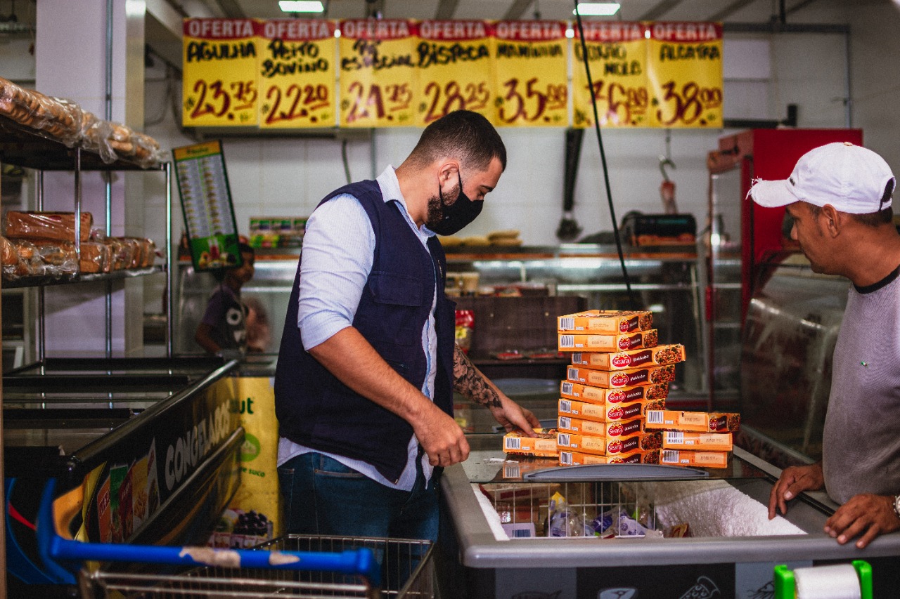 Mais de 80 kg de produtos vencidos são apreendidos em comércio de Manaus