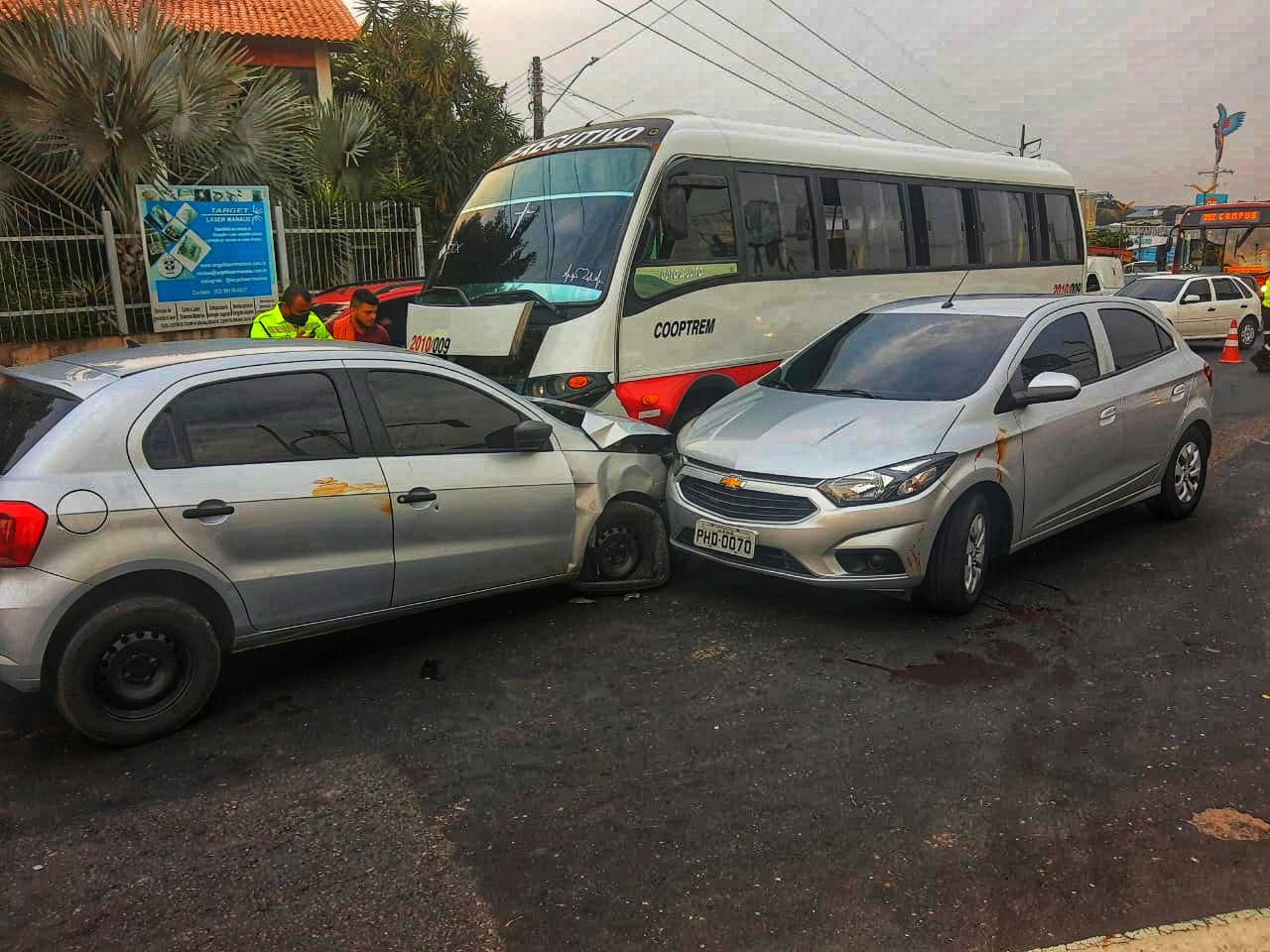 Perseguição a assaltantes termina em acidente com feridos em Manaus 
