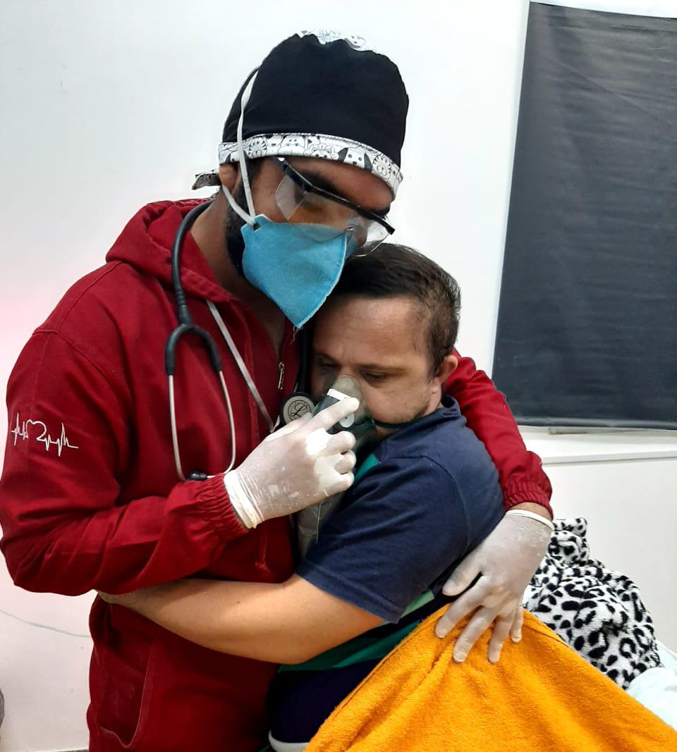Enfermeiro que viralizou ao abraçar paciente com Down é indicado a prêmio