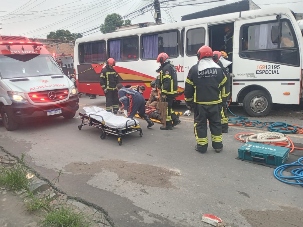Rotas se chocam de frente e deixam vítimas presas às ferragens em Manaus 