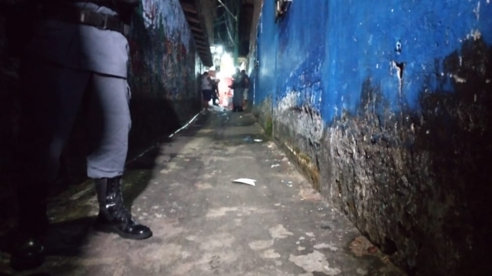 Jovem é perseguido por criminosos e morto a tiros em beco de Manaus