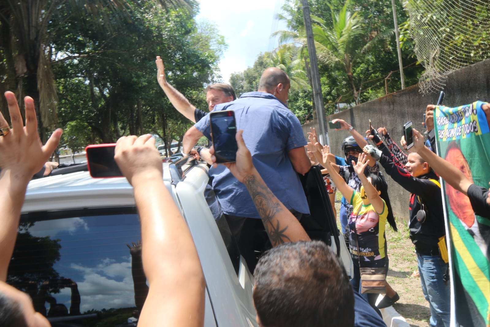 Apoiadores em Manaus se aglomeram sem uso de máscara para tietar Bolsonaro 