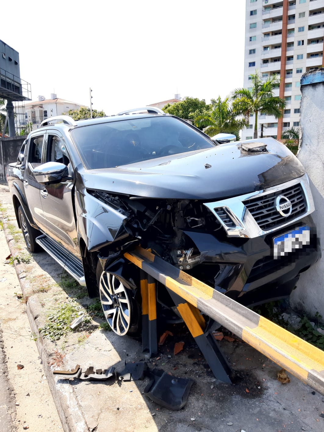 Motorista abandona carro após acidente em avenida de Manaus