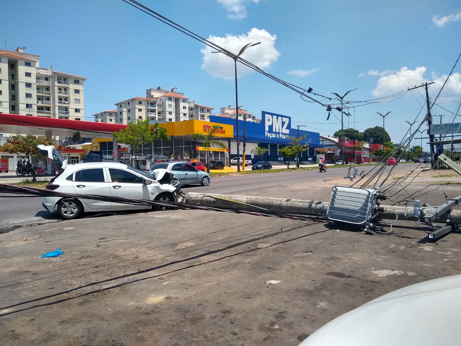 Motorista dorme ao volante e derruba poste em avenida de Manaus