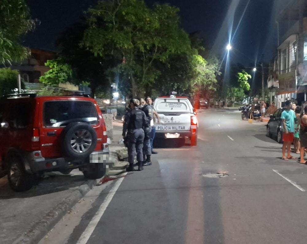Homem morre e dois ficam feridos em tiroteio em avenida de Manaus