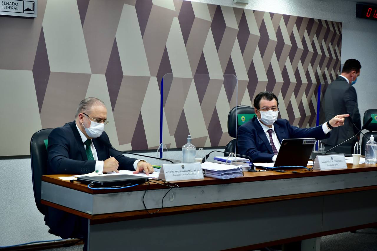 Eduardo Braga produziu relatório que reconduziu Aras à PGR