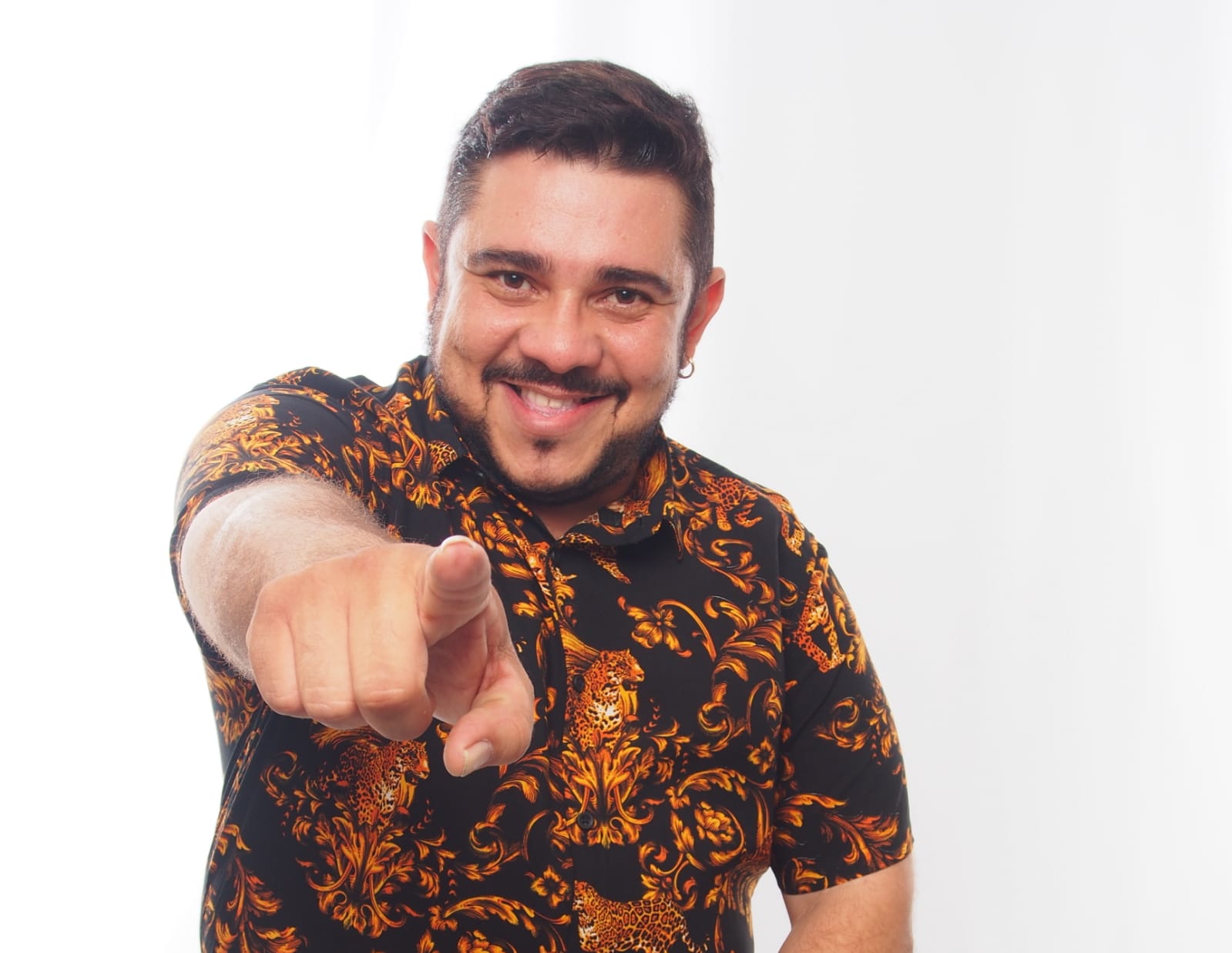 Angelo Esperanza canta 'Divas do Brasil' no Botequim