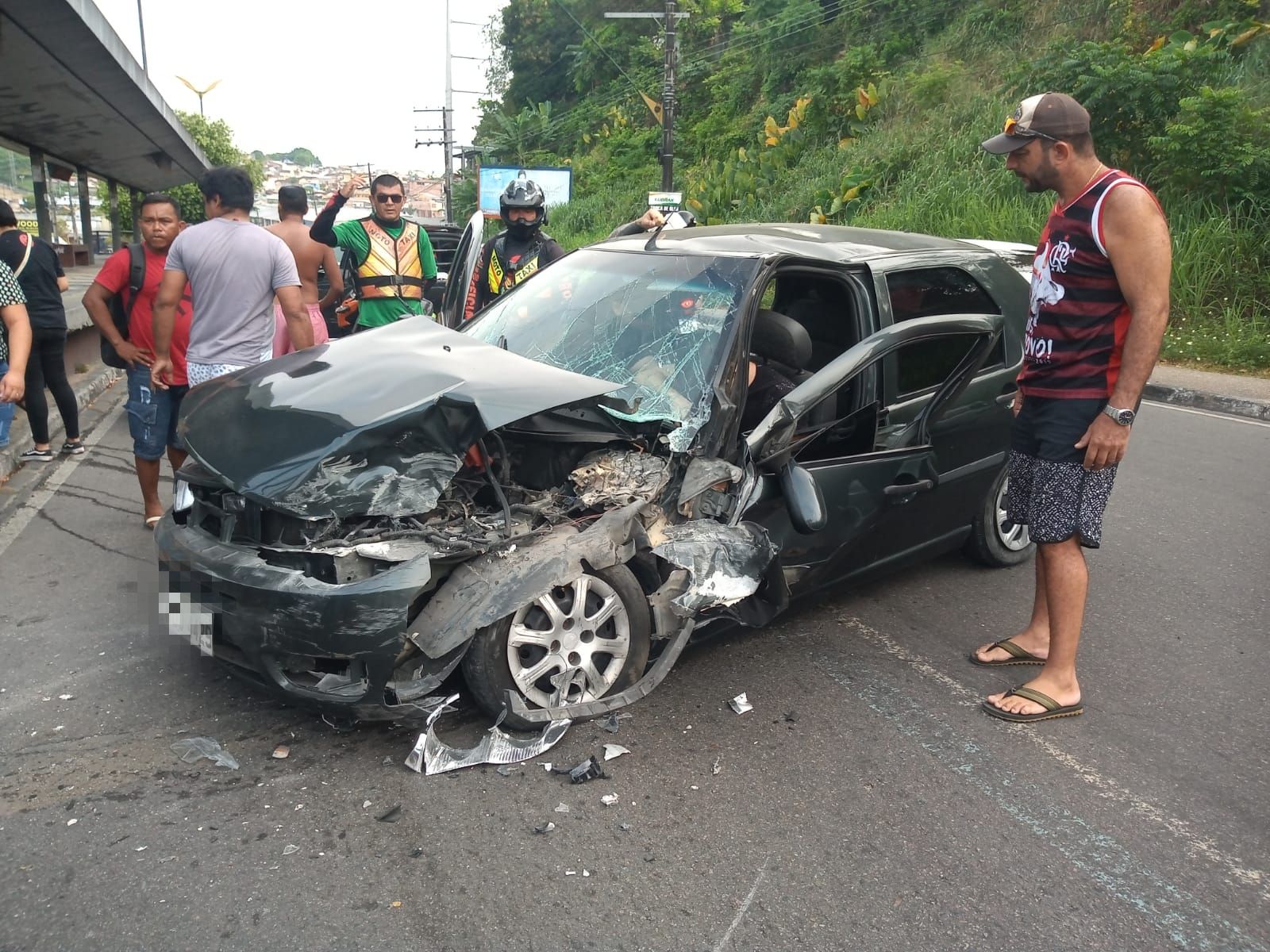 Homem fica preso às ferragens após carro bater em plafatorma em Manaus