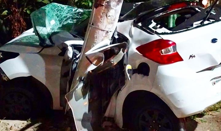 Adolescente de 17 anos morre após carro se chocar contra poste em Manaus