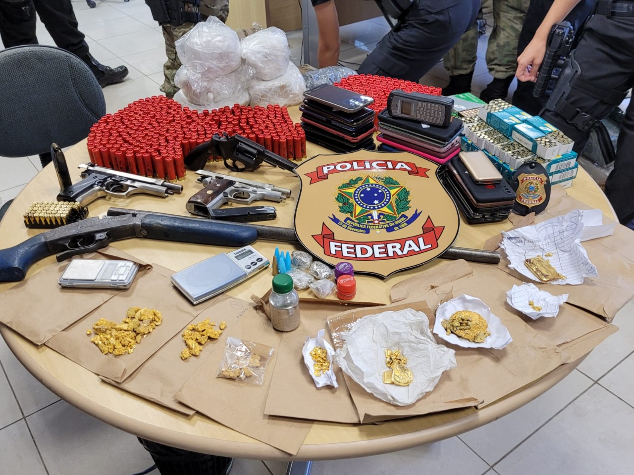 PF prende guerrilheiros e apreende joias, ouro e R$ 200 mil no Amazonas