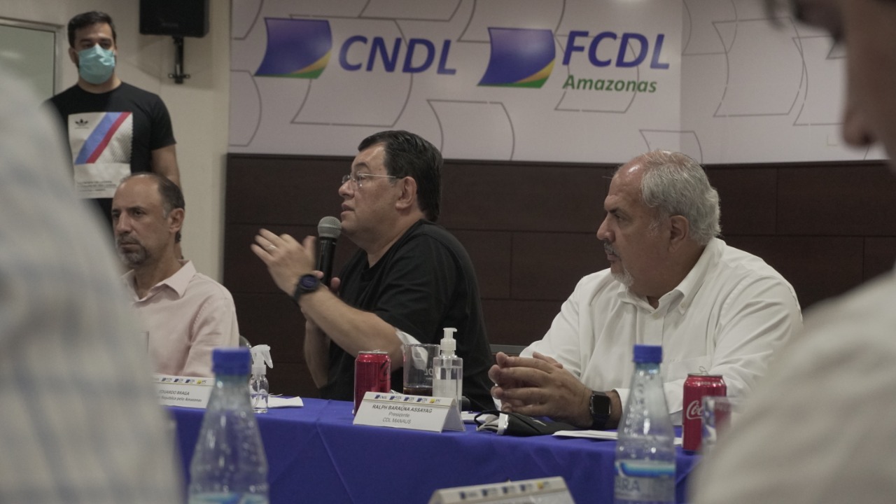 Braga vai às ruas de Manaus e é fotografado ao comprar material de pesca 