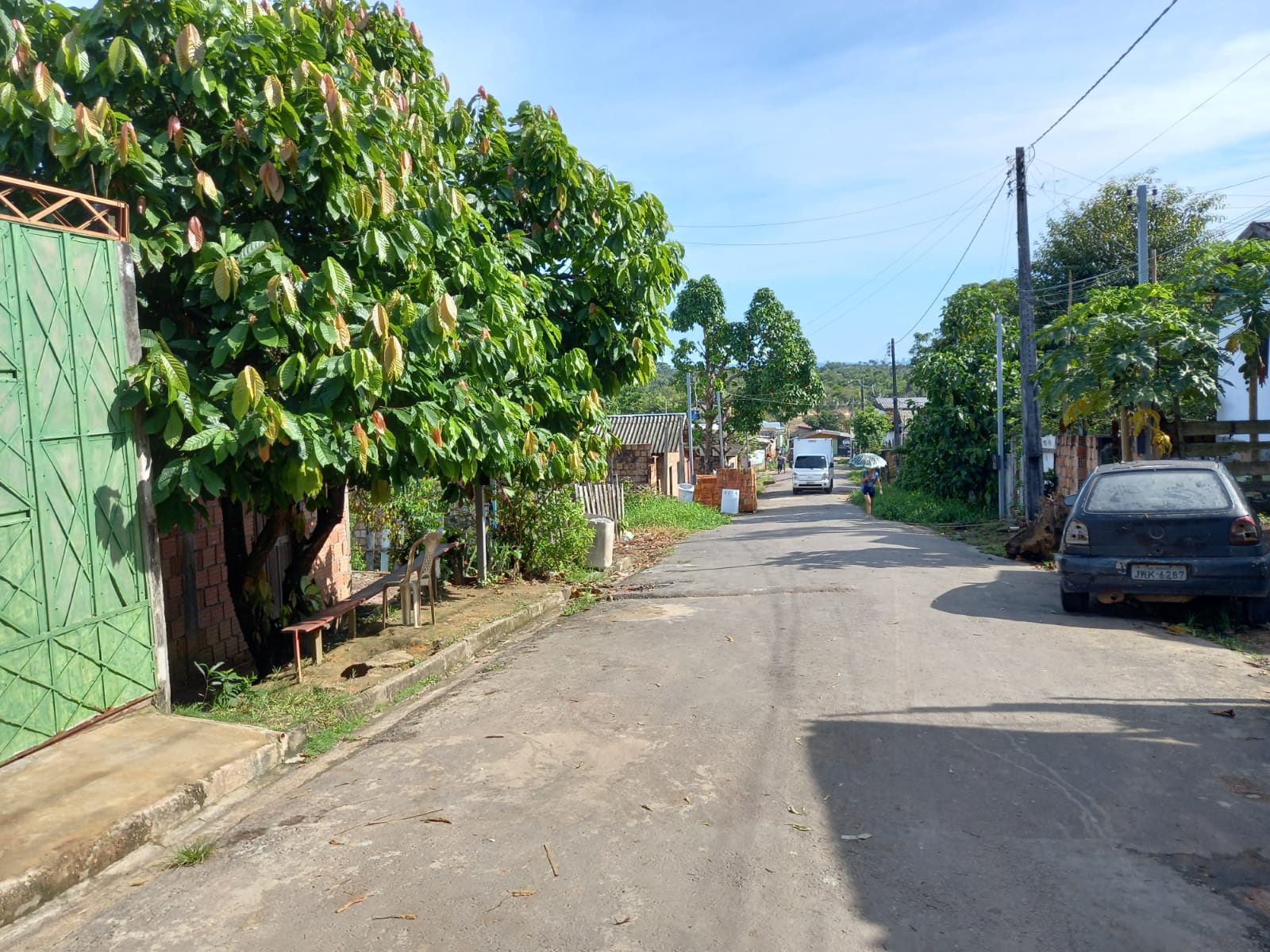 Trio encapuzado ataca homem a tiros e golpes de terçado no Amazonas