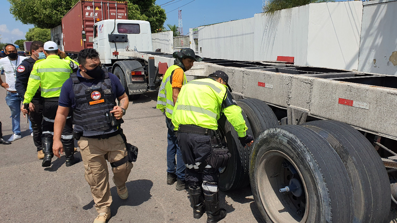 Operação ‘Carga Pesada’ flagra mais de 30 carretas irregulares em Manaus