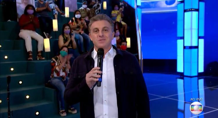 Em estreia no Domingão, Luciano Huck exalta Faustão; Veja vídeo