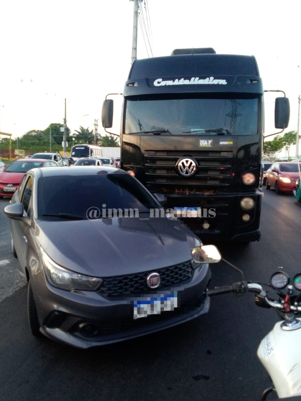 Acidente entre caminhão e carro deixa trânsito parado em avenida de Manaus