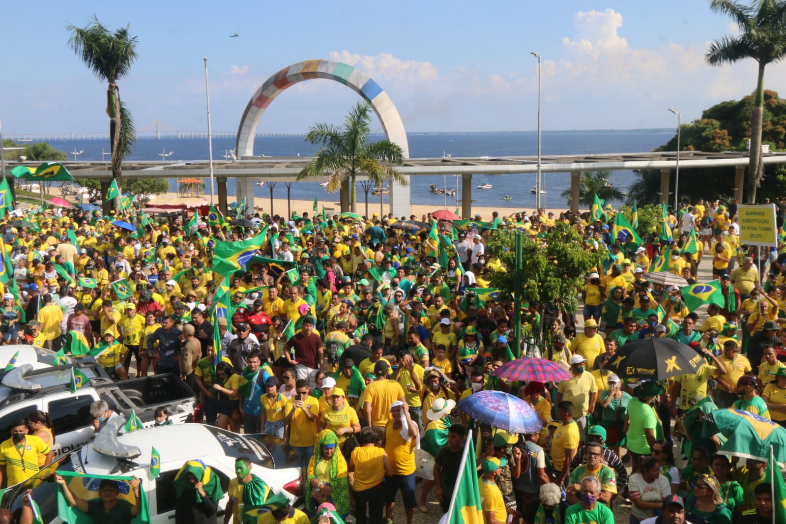 Manifestantes lotam Ponta Negra em ato pró-Bolsonaro em Manaus; Veja fotos