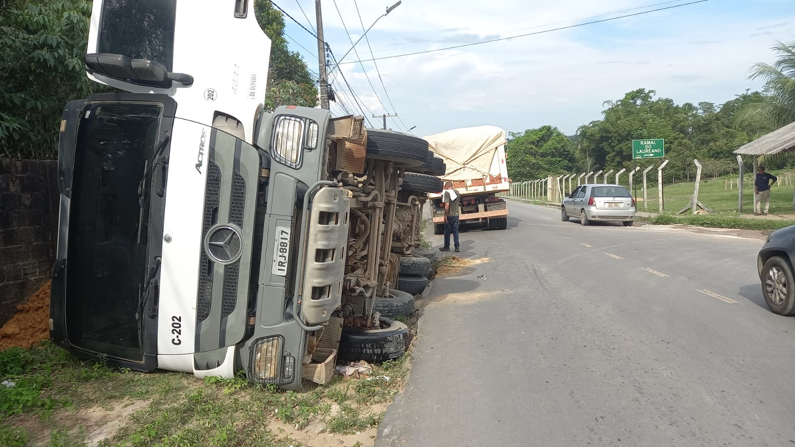 Motorista tenta evitar acidente fatal e tomba em avenida de Manaus