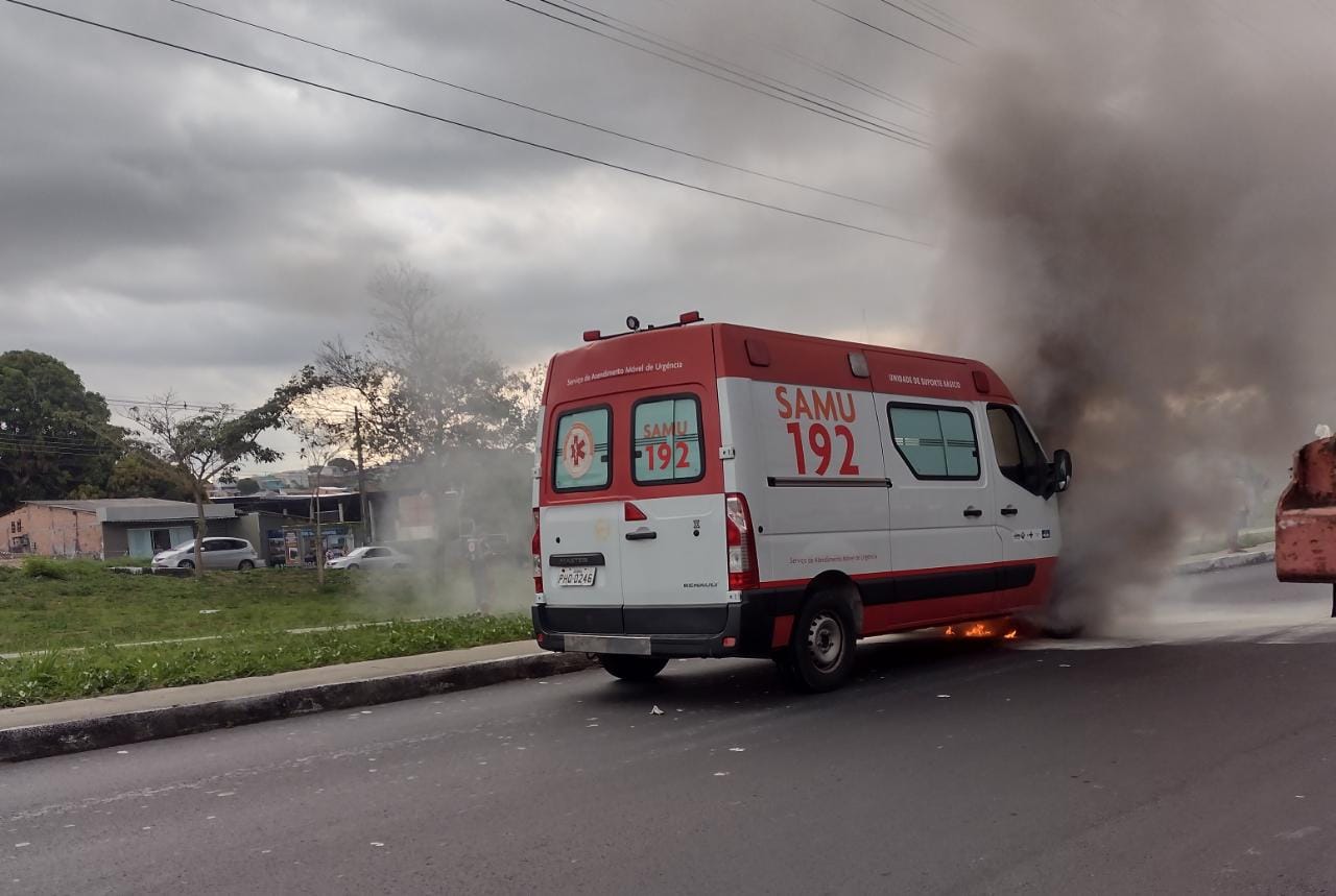Vídeo: Ambulância pega fogo no meio de avenida e causa desespero em Manaus