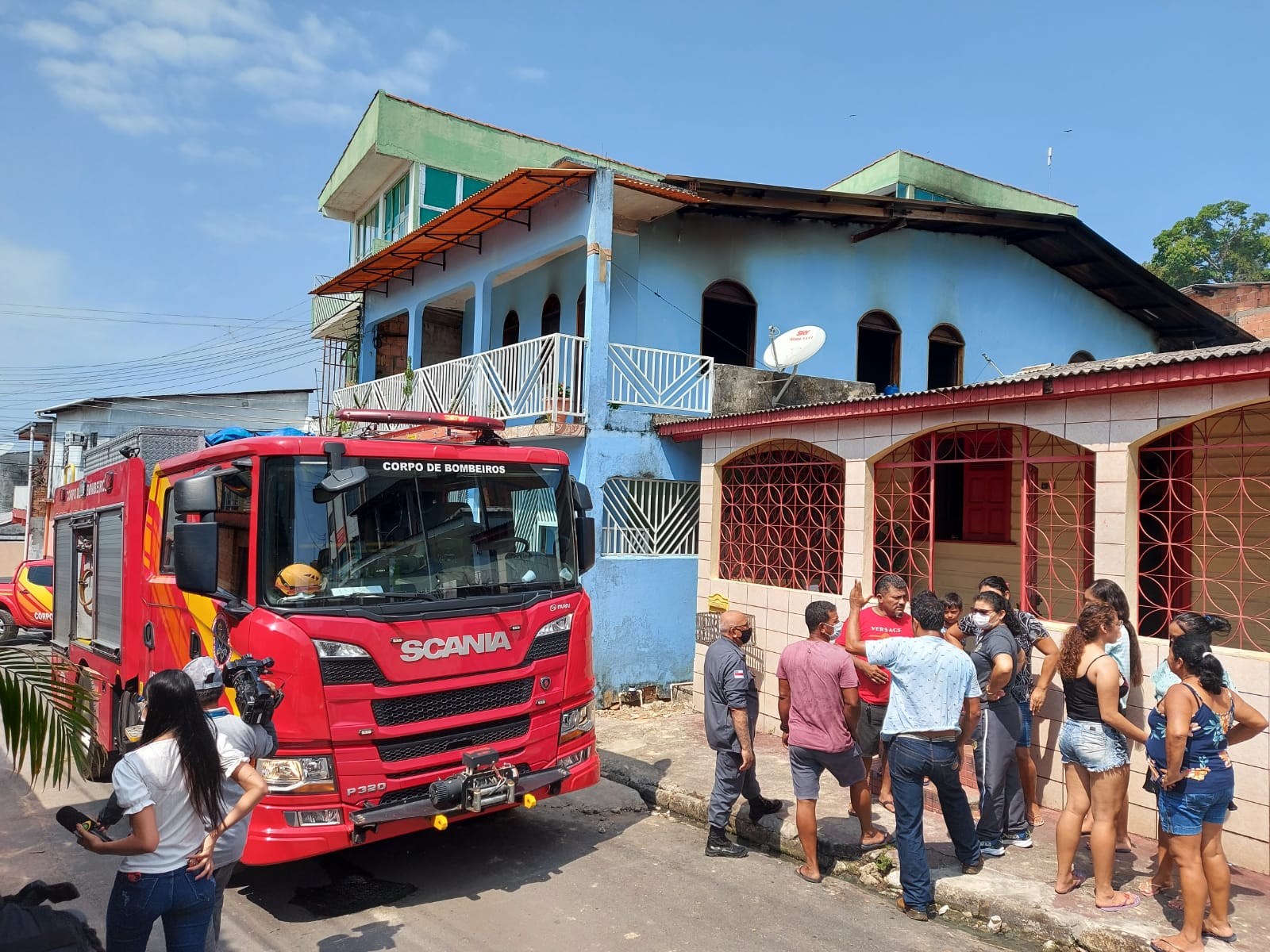 Família perde tudo ao ter a casa devastada por incêndio em Manaus