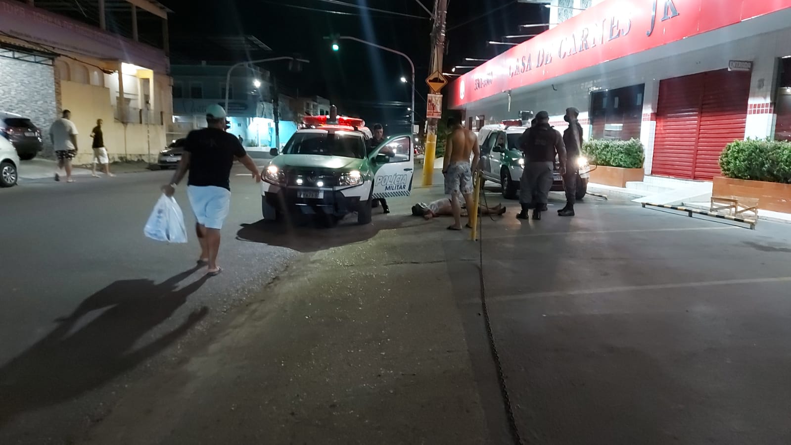 Homem cai no chão morto após tentar se livrar de linchamento em Manaus