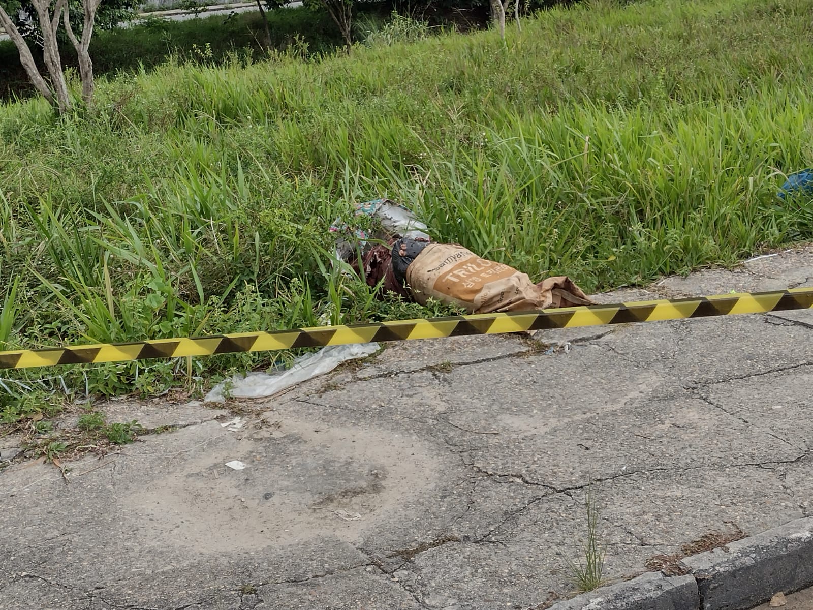 Com mãos amarradas, corpo de homem é encontrado dentro de saco em Manaus 