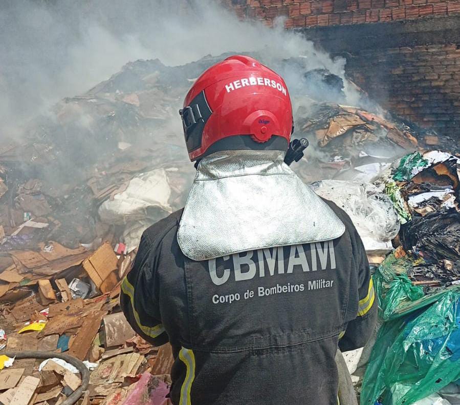 Incêndio destrói galpão de recicláveis em Manaus
