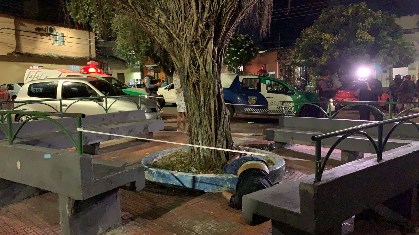 Homem é morto a tiros por grupo em carro em Manaus