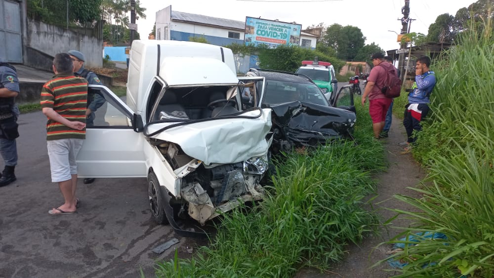 Acidente entre carros deixa dois feridos em avenida de Manaus