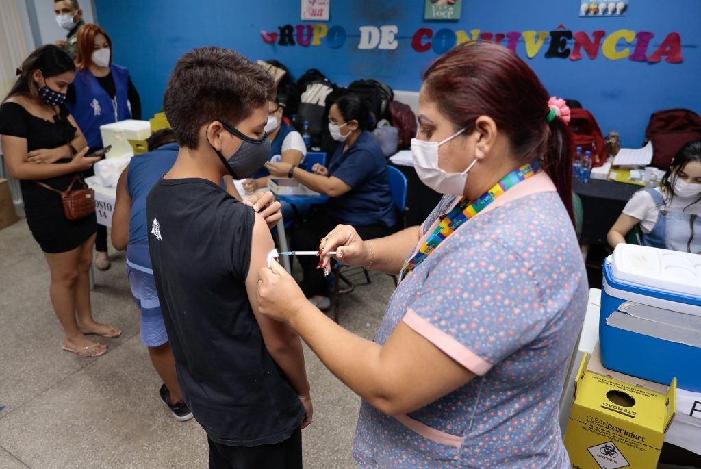 Manaus alcança marca de 50% da população vacinada com 2 doses contra covid