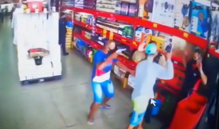 Criminosos rendem e roubam vigilante em supermercado de Manaus; vídeo