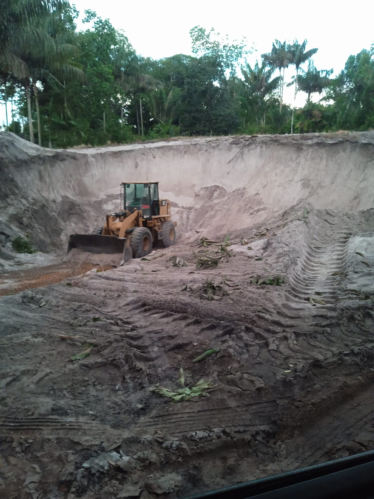 Polícia apreende máquina usada em crime ambiental em Manaus