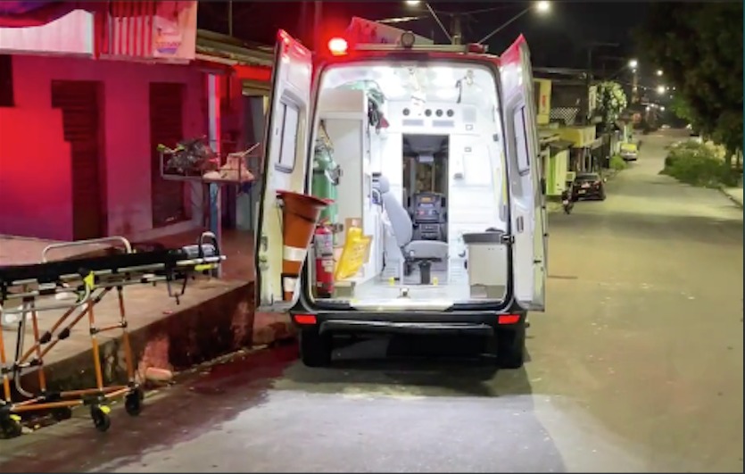 Homem é socorrido após ser espancado pelo tribunal do crime em Manaus