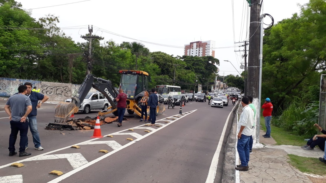 Avenida é interditada após pista ceder em Manaus